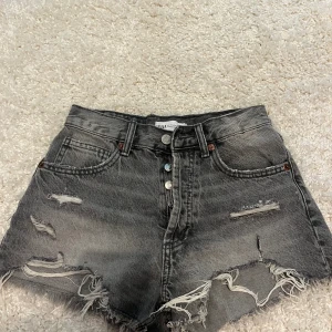 Shorts från Zara - Fina gråa shorts från Zara, i storlek 32💕 Jag skulle säga att de sitter midwaist.