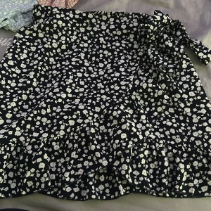 Mörkblå kjol  - Nyskick 