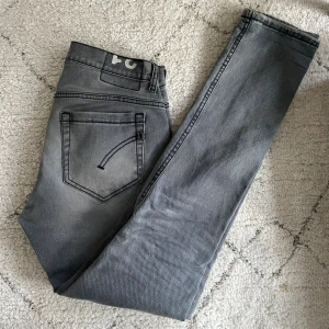 Dondup Jeans - Gråa Dondup jeans modell George. Storlek 31 men sitter mer åt ~30 hållet. Har tidigare varit upplagda längst ner, vilket sedan sprättats upp igen (se sista bilden), men i övrigt mycket gott skick. Frågor/funderingar? Skriv!😁