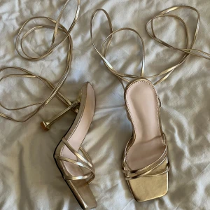 Klackar  - Guldiga klackar från SHEIN, storlek 37 men skulle passa 36 eller små 38, aldrig använda, perfekt skick, bra kvalité, kan diskutera pris!