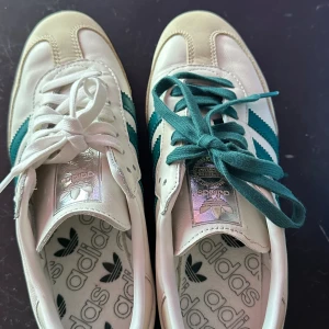Adidas Samba  - Tyvärr har köpt fel storlek 🥲, jag skulle behöva 40,5 men köpt storlek 40. Jag har använt ettt kort stund . Köpte dem 18 juni   Finns kvitto o förpackning  Dem är jätte fina o sköna 👌👌👌