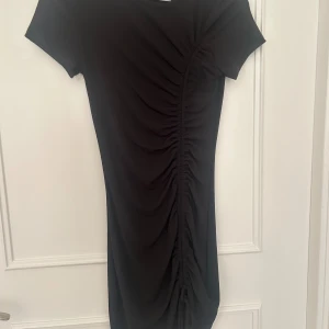 Cool svart klänning - Jätte cool svart klänning i storle s. Den är från HM och har används en gång. Pris kan diskuteras 