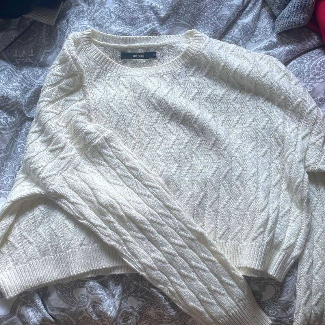 Vit kavelstickad tröja