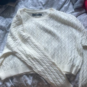 Vit kavelstickad tröja - Vit jättefin och mysig stickad tröja ifrån bikbok🩷i strl s och är inte använd särskilt mycket, i fint skick! 