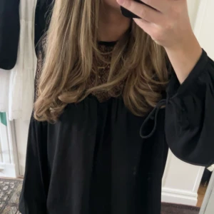 svart blus   - säljer denna svarta blus som köptes här på plick