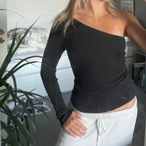 One shoulder tröja - Superfin One shoulder tröja från Nakd. Bra skick! 