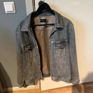 Jeansjacka Filippa K toppkvalitet  - Säljer en riktigt najs jeansjacka från Filippa k. Perfekt till sommaren. Säljer då jag knappt använt den för inte min stil längre. Nypris 1600kr