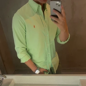 Ralph Lauren skjorta - Hej, säljer nu min Ralph Lauren skjorta storkek M custom fit. Den är i nyskick och kommer att vara otroligt snygg i sommar. Nypris 1500kr. Vi kommer sälja liknande produkter nu under sommaren så glöm inte profilen!🌊🍾