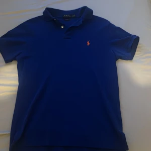 Ralph Lauren tröja - Jätte bra skick fick i present men har bara använt några gånger för den är lite för stor för mig, storleken är M. Jätte bra köp inför sommaren