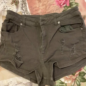 Grönbruna korta shorts  - Grönbruna korta shorts med slitningar i fram, finns i fler färger 