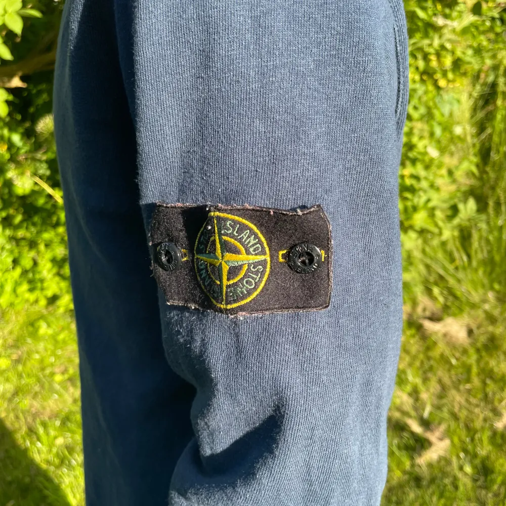 Säljer denna stone Island tröja i storlek Small, lite urtvättad. Annars bra skick.  Hör av dig vid frågor.  Pris: 999kr . Tröjor & Koftor.