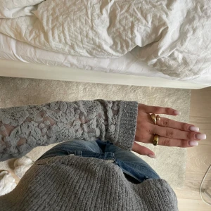 Spets tröja  - Stickad tröja med spets på armarna. Tröjan har inga defekter. Skriv vid frågor 💕