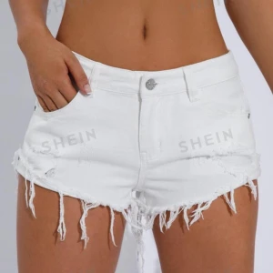 Lågmidjade shorts - Supergulliga vita Lågmidjade shorts, tyvärr råkade jag beställa L istället för M så de var för stora😓💕 men super fint matelrial