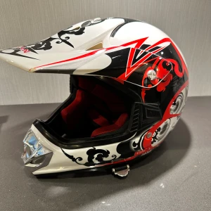 Crosshjälm - Bra crosshjälm, fint skick. 9/10. Använd fåtal gånger på grund av tappat intresse av crossåkande. Skriv om du har funderingar eller vill ha fler bilder.  Pris kan diskuteras vid snabb affär😊