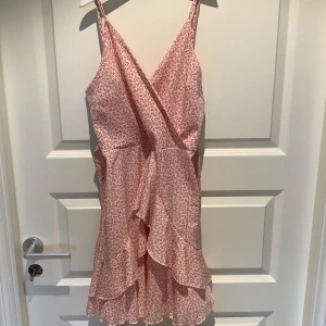 Sommarklänning  - En jättefin sommarklänning från shein, säljer då den är lite stor💕