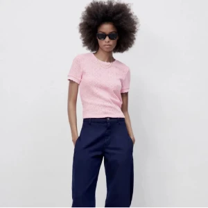 Stickad t-shirt Zara - Superfin t-shirt från Zara, som ej finns kvar🥰 Stl M men skulle säga att den sitter som en Xs/s💓