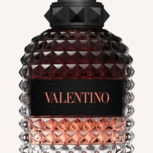 Valentino Parfym  - 50 ML, Ungefär 45 ML kvar i flaskan. Fräsch doft, läs mer om doften på Kicks eller boozt. 