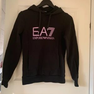 Hoodie - Knappt använd, i bra skick! Skriv vid frågor❤️pris kan diskuteras 