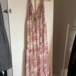 Klänning  - Super fin sommar klänning som jag har använt endast 1 gång. Säljer pga att den har blivit för stor för mig. Nyskick på klänningen. Original priset var 495kr