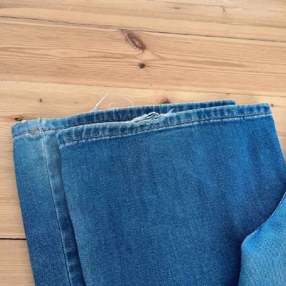 Jätte snygga utsvängda jeans, lite slitna i hälarna men annars jätte bra skick 💕midja: 79cm, innerbensmåttet: 84cm (Bilderna är lånade från förra säljaren) 💘. Jeans & Byxor.