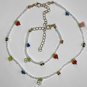’Sommar’ Halsband och Armband 🍓🐝🍋🫐🌸🍒 - Halsband Längd: 33 -40 cm. Armband Längd: 16 -23 cm. Längd kan förlängas vid förfrågan.  Handgjorda. Kan mötas upp i Örebro! Super fina tillsammans och perfekt för sommaren! 🍓🐝🍋🫐🌸🍒