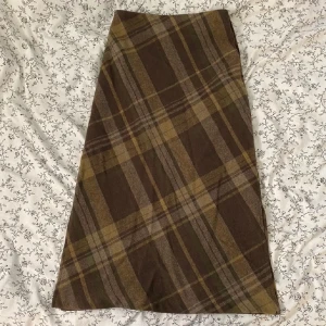 lång rutig kjol! - super fin långkjol i super bra kvalitet, den har tjockt material så den är perfekt att ha till hösten eller vintern när det är lite kallare! 