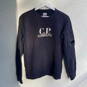 Cp company tröja - Säljer en riktigt snygga cp company tröja! Mörkblå och passar till vad som helst. Den är i barnstorlek, men passar XS. Hör av er vid funderingar!