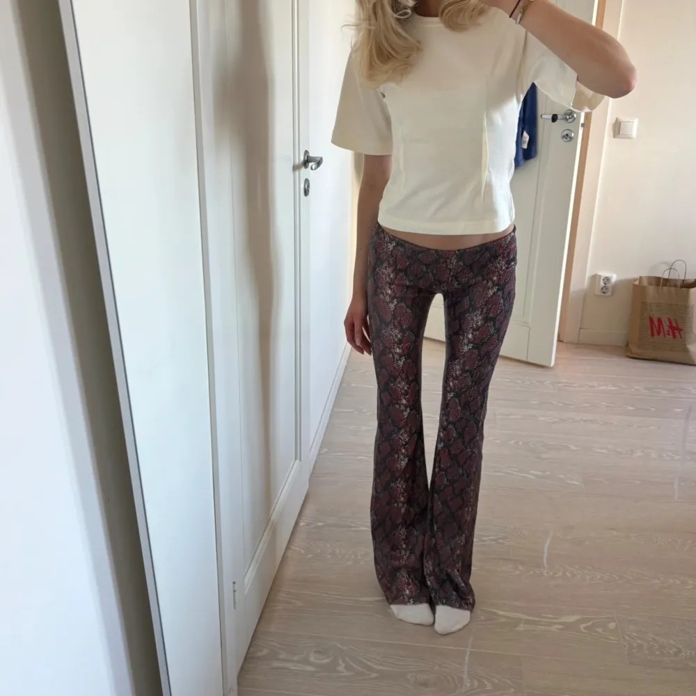 Superfina ormmönstrade paljettbyxor från Pull& Bear💕 använda en gång, jag är 175 . Jeans & Byxor.