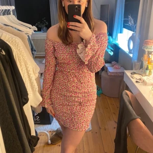 Off shoulderklänning  - Från Nelly, fint skick, endast använd en gång