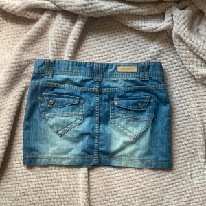 Lågmidjad jeanskjol - Assnygg lågmidjad jeanskjol! Bredd ca 40 cm, längd ca 33 cm. Skriv gärna vid fler frågor 💗
