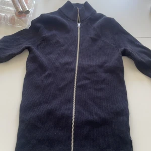 Only & sons helzip  - Mörkblå Only & sons hel zip i storlek xs