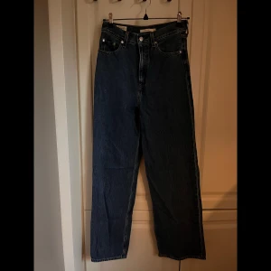 Oanvända LEVIS - Oanvända LEVIS, modell high loose i storlek 26. Köptes på Carlings för runt 1300kr.  Säljes endast pga att dom blivit för små för mig. Superfina!