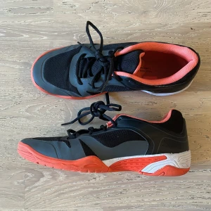 Inomhus träningskor - Sparsamt använda träningsskor för inomhusbruk