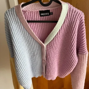 Stickad kofta - Stickad kofta från pieces. Är i använt skick.