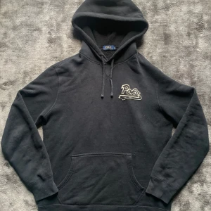 Ralph lauren huvtröja - Säljer en snygg Ralph Lauren tröja i storlek medium. Pris kan diskuteras!