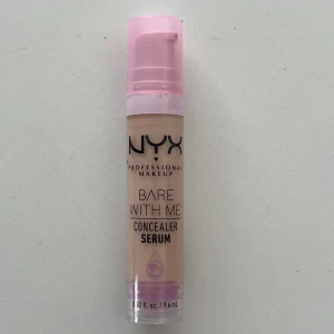 NYX - Bare with me Concealer - Nyskick - fick denna i födelsedagspresent men har enbart använt en gång för att testa, då den är alldeles för ljus för mig, som ni kan se är den per övrigt helt oanvänd💞 Den är i nyansen fair Skriv om ni har några frågor💞  Nypris: 135 + Frakt