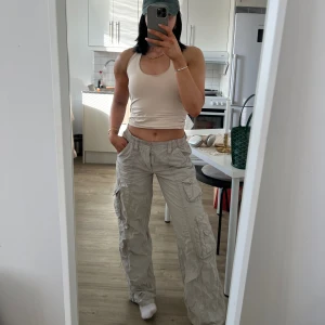 Cargo Pants från Urban Outfitters❤️‍🔥 - Jättefina cargo pants, använd fåtal gånger! ⚡️ storlek : 36 