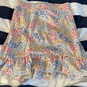 Somrig kjol ifrån Gina Tricot som har blivit för liten. Den är i superbra skick då den inte är så använd ❣️❣️