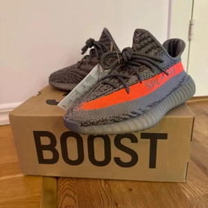 Yezzy 350 beluga  - Nästan knappt använd  För liten storlek 42 Köpta confirmed kvitto finns