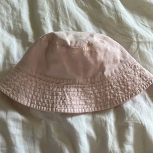 Bucket hat - Varan har täcken på användning. Inte använd på länge. Perfekt till ett barn nu under sommaren så hen inte bränner sig. Priset kan diskuteras.  Obs! Köparen betalar för frakten.