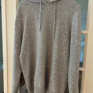 Chashmere hoodie  - Ljud grå cashmire hoodie med litet hål på  axeln (ingenting som märks)