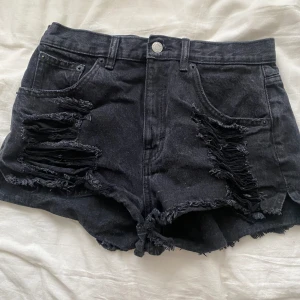 Jeansshorts - Svarta jeansshorts. Jag har aldrig använt dem då de inte passar😓💕de är bara att fråga om mått