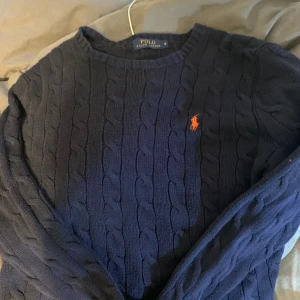Polo Rhalp Lauren tjocktröja  - Hej! Säljer nu en knappt använd Polo Rhalp Lauren tjocktröja i färgen navy blue, perfekt för kyligare sommarkvällar. Ny pris: 2200kr Mitt pris: 499kr!