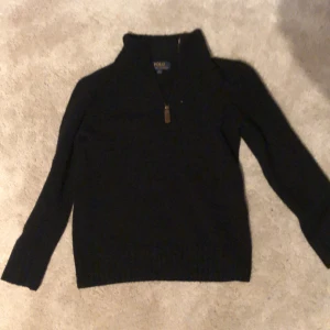 Ralph lauren  - Jag säljer en stickad kashmire tröja som är i färgen svart. Jag säljer den på grund av att den är för liten. Om ni har frågor så skriv. Mvh