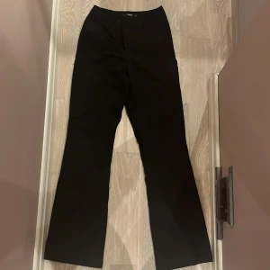 Kostymbyxor  - Säljer dessa kostymbyxorna från bikbok då de är för små.