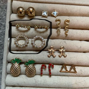 Örhängen - Olika örhängen som inte används längre. Inringade kostar 40 kr st och resterande 25 kr