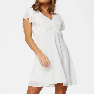 Vit klänning  - Så snygg vit klänning köpt från bubbleroom för 699kr. Endast använd en gång så den är i nyskick💗