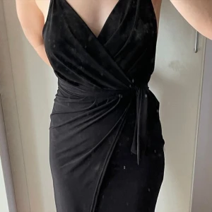 Klänning! - Så så skön klänning! Materialet känns som silke. Du knyter själv i midjan vilket gör att du kan välja hur tight den är i bröstet och i midjan! Passar M, S, XS. Aldrig använd. Låg i ryggen och slutar ungefär vid knäna. Ps! Smutset är från spegeln inte