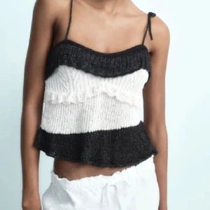 Zara topp - Svart/vit topp från zara som har slutat säljas. Toppen är i nyskick i strl xs🥰