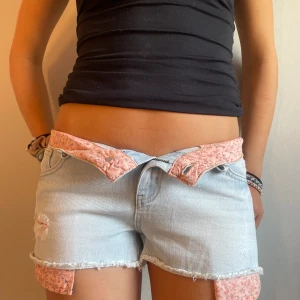 Gulliga jeans shorts - Mellan låg midja! Med fint gulligt rosa mönster innanför. Storlek 36/s/xs💕